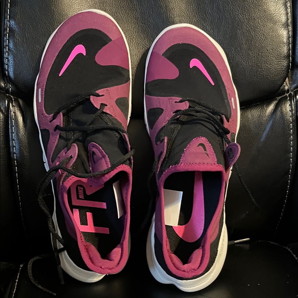 Nike Free Run Women's Black and Pink Athletic Shoes - Picture 5 of 5